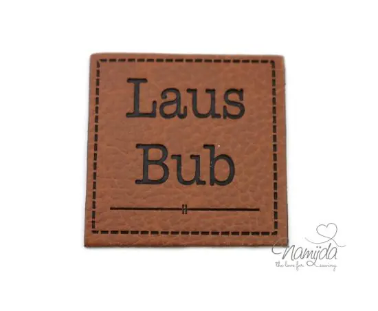 1 Stück – KuNSTLEDER LABEL – LausBub – AUFNÄHER MIT VORGEDRUCKTER NÄHNAHT – 40mm x 40mm Preisreduziert