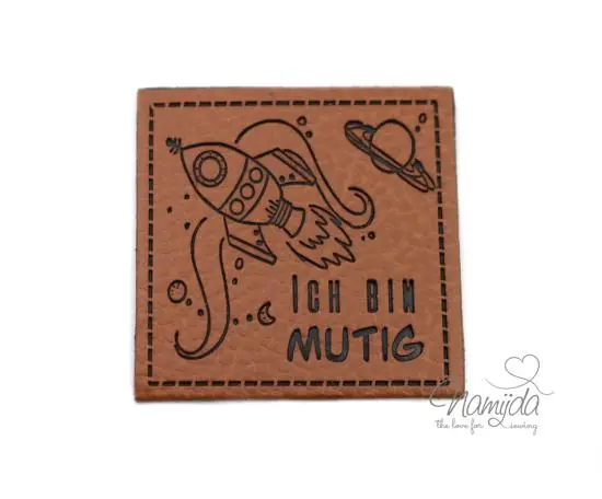 Preisknaller 1 Stück – KuNSTLEDER LABEL – Ich bin MUTIG – AUFNÄHER MIT VORGEDRUCKTER NÄHNAHT – 40mm x 40mm