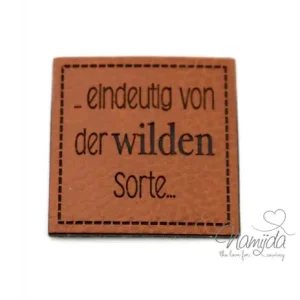 1 Stück - KuNSTLEDER LABEL - ...eindeutig von der wilden Sorte... - AUFNÄHER MIT VORGEDRUCKTER NÄHNAHT - 40mm x 40mm Top-Preis