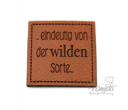 1 Stück – KuNSTLEDER LABEL – …eindeutig von der wilden Sorte… – AUFNÄHER MIT VORGEDRUCKTER NÄHNAHT – 40mm x 40mm Top-Preis