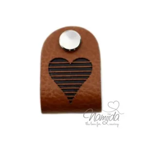 Schneller Versand 1 Stück - KNiCK MiCH KuNSTLEDER LABEL - Herz + KuPFER VERNICKELTE SCHRAUBE