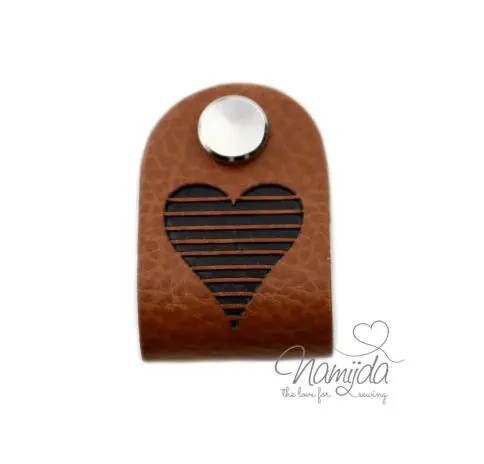 Schneller Versand 1 Stück – KNiCK MiCH KuNSTLEDER LABEL – Herz + KuPFER VERNICKELTE SCHRAUBE