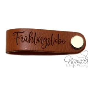 Preiswert 1 Stück - KNiCK MiCH KuNSTLEDER LABEL - Frühlingsliebe + KuPFER VERNICKELTE SCHRAUBE