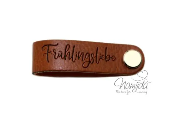 Preiswert 1 Stück – KNiCK MiCH KuNSTLEDER LABEL – Frühlingsliebe + KuPFER VERNICKELTE SCHRAUBE