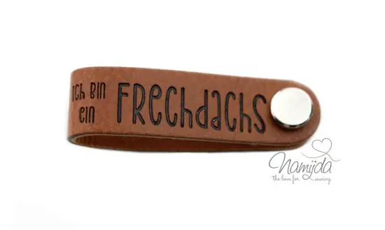 1 Stück – KNiCK MiCH KuNSTLEDER LABEL – Ich Bin ein Frechdachs + KuPFER VERNICKELTE SCHRAUBE Kostenloser Rückversand