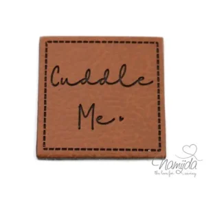 Wochenendangebot 1 Stück - KuNSTLEDER LABEL - Cuddle Me - AUFNÄHER MIT VORGEDRUCKTER NÄHNAHT - 40mm x 40mm