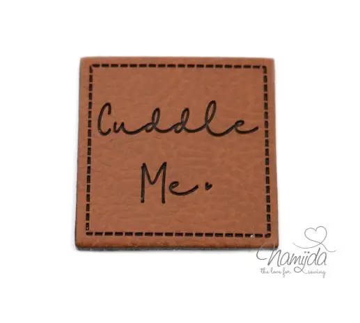 Wochenendangebot 1 Stück – KuNSTLEDER LABEL – Cuddle Me – AUFNÄHER MIT VORGEDRUCKTER NÄHNAHT – 40mm x 40mm