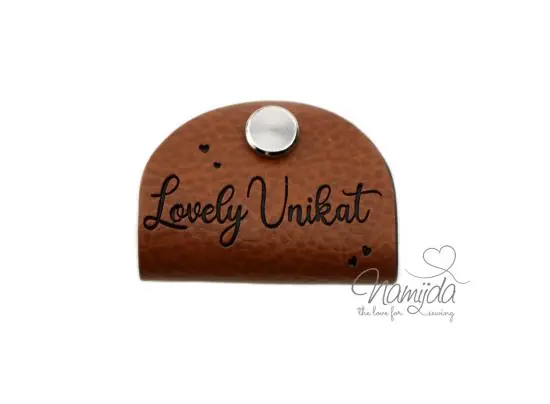 Kostenloser Versand 1 Stück – KNiCK MiCH KuNSTLEDER LABEL – LOVELY UNIKAT + KuPFER VERNICKELTE SCHRAUBE