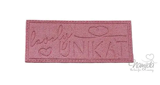 Jetzt Zugreifen 1 Stück – REFLEKTIERENDES LABEL – LOVELY UNIKAT GLITTER PINK – AUFNÄHER MIT VORGEDRUCKTER NÄHNAHT – 70mm x 30mm