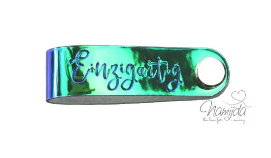 Begrenztes Angebot 1 Stück – REFLEKTIERENDES KNiCK MiCH LABEL – EINZIGARTIG SCHIMMERND BLAU/GRüN + KuPFER VERNICKELTE SCHRAUBE