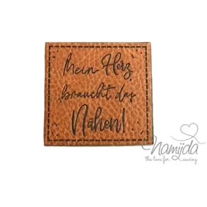 1 Stück - KuNSTLEDER LABEL - MEIN HERZ BRAUCHT... - AUFNÄHER MIT VORGEDRUCKTER NÄHNAHT - 40mm x 40mm Begrenztes Angebot