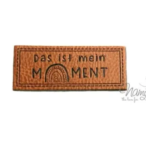 Expressversand 1 Stück - KuNSTLEDER LABEL - DAS IST MEIN MOMENT - AUFNÄHER MIT VORGEDRUCKTER NÄHNAHT - 40mm x 40mm