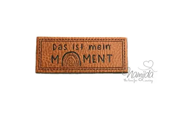 Expressversand 1 Stück – KuNSTLEDER LABEL – DAS IST MEIN MOMENT – AUFNÄHER MIT VORGEDRUCKTER NÄHNAHT – 40mm x 40mm