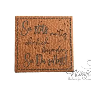 Expressversand 1 Stück - KuNSTLEDER LABEL - Sei stets mutig... AUFNÄHER MIT VORGEDRUCKTER NÄHNAHT - 40mm x 40mm