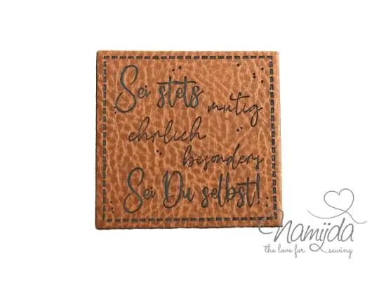 Expressversand 1 Stück – KuNSTLEDER LABEL – Sei stets mutig… AUFNÄHER MIT VORGEDRUCKTER NÄHNAHT – 40mm x 40mm