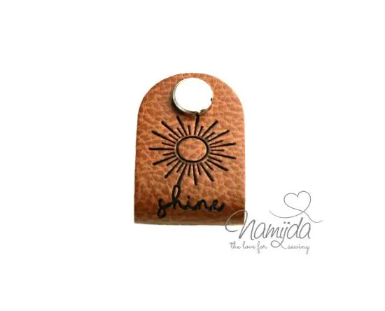 Top-Seller 1 Stück – KNiCK MiCH KuNSTLEDER LABEL – SHINE + KuPFER VERNICKELTE SCHRAUBE