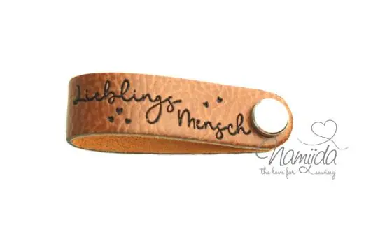 1 Stück – KNiCK MiCH KuNSTLEDER LABEL – LIEBLINGSMENSCH + KuPFER VERNICKELTE SCHRAUBE Abverkauf