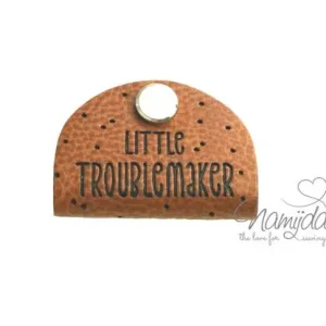 Preiswert 1 Stück - KNiCK MiCH KuNSTLEDER LABEL - LiTTLE TROUBLEMAKER + KuPFER VERNICKELTE SCHRAUBE