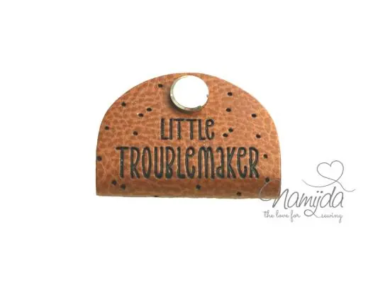 Preiswert 1 Stück – KNiCK MiCH KuNSTLEDER LABEL – LiTTLE TROUBLEMAKER + KuPFER VERNICKELTE SCHRAUBE