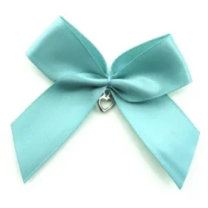 Großhandel 1 Stück - XL SATIN SCHLeife PuDERBLau MIT HERZ ANHÄNGER - 6,5cm