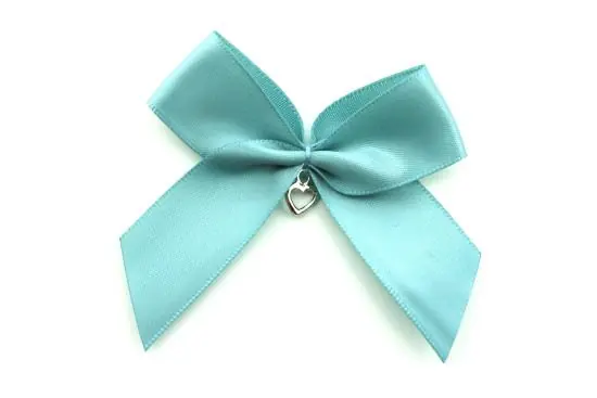 Großhandel 1 Stück – XL SATIN SCHLeife PuDERBLau MIT HERZ ANHÄNGER – 6,5cm