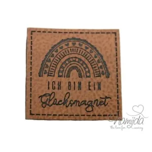 1 Stück - KuNSTLEDER LABEL - REGENBOGEN - ICH BIN EIN GLÜCKSMAGNET - AUFNÄHER MIT VORGEDRUCKTER NÄHNAHT - 40mm x 40mm Ausverkauf