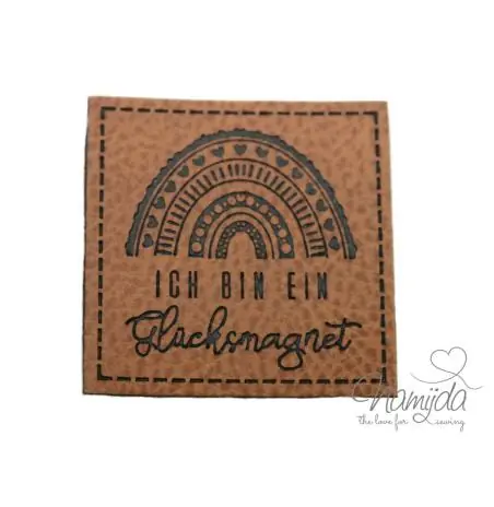 1 Stück – KuNSTLEDER LABEL – REGENBOGEN – ICH BIN EIN GLÜCKSMAGNET – AUFNÄHER MIT VORGEDRUCKTER NÄHNAHT – 40mm x 40mm Ausverkauf