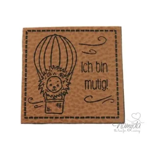 1 Stück - KuNSTLEDER LABEL - LÖWE - Ich bin mutig - - AUFNÄHER MIT VORGEDRUCKTER NÄHNAHT - 40mm x 40mm - Angebot