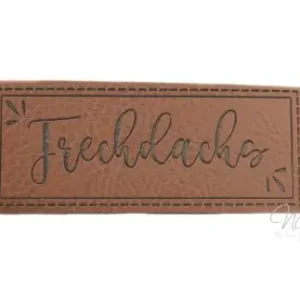1 Stück - SOFT KuNSTLEDER LABEL - Frechdachs - AUFNÄHER MIT VORGEDRUCKTER NÄHNAHT - 60mm x 25mm - Wochenendangebot