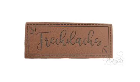 1 Stück – SOFT KuNSTLEDER LABEL – Frechdachs – AUFNÄHER MIT VORGEDRUCKTER NÄHNAHT – 60mm x 25mm – Wochenendangebot