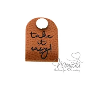 Direktkauf 1 Stück - KNiCK MiCH KuNSTLEDER LABEL - take it easy! + KuPFER VERNICKELTE SCHRAUBE