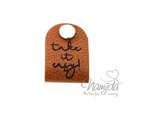 Direktkauf 1 Stück – KNiCK MiCH KuNSTLEDER LABEL – take it easy! + KuPFER VERNICKELTE SCHRAUBE