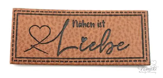 1 Stück – KuNSTLEDER LABEL – NÄHEN IST LIEBE – AUFNÄHER MIT VORGEDRUCKTER NÄHNAHT – 60mm x 25mm Neue Kollektion