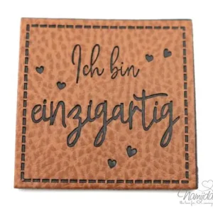 Jetzt Zugreifen 1 Stück - KuNSTLEDER LABEL - ICH BIN... - AUFNÄHER MIT VORGEDRUCKTER NÄHNAHT - 40mm x 40mm