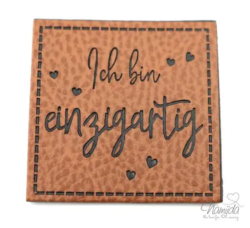 Jetzt Zugreifen 1 Stück – KuNSTLEDER LABEL – ICH BIN… – AUFNÄHER MIT VORGEDRUCKTER NÄHNAHT – 40mm x 40mm