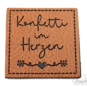 1 Stück - KuNSTLEDER LABEL - KONFETTI IM... - AUFNÄHER MIT VORGEDRUCKTER NÄHNAHT - 40mm x 40mm Wochenendangebot