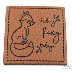 1 Stück - KuNSTLEDER LABEL - FOXY TODAY - AUFNÄHER MIT VORGEDRUCKTER NÄHNAHT - 40mm x 40mm Top-Angebot