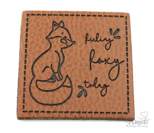 1 Stück – KuNSTLEDER LABEL – FOXY TODAY – AUFNÄHER MIT VORGEDRUCKTER NÄHNAHT – 40mm x 40mm Top-Angebot