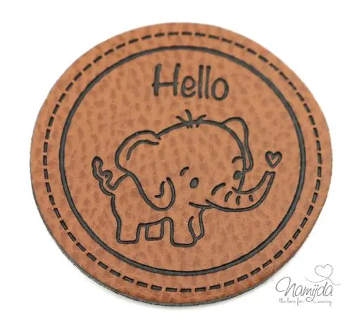 1 Stück – KuNSTLEDER LABEL – HELLO ELEFANT / ELEFANTEN – AUFNÄHER MIT VORGEDRUCKTER NÄHNAHT – Kreis 45mm Günstig