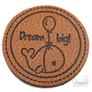 1 Stück - KuNSTLEDER LABEL - DREAM BIG WAL - AUFNÄHER MIT VORGEDRUCKTER NÄHNAHT - KREIS 40mm Mengenrabatt