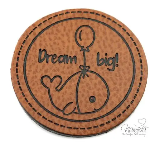 1 Stück – KuNSTLEDER LABEL – DREAM BIG WAL – AUFNÄHER MIT VORGEDRUCKTER NÄHNAHT – KREIS 40mm Mengenrabatt