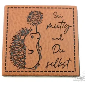 1 Stück - KuNSTLEDER LABEL - IGEL SEI MUTIG... - AUFNÄHER MIT VORGEDRUCKTER NÄHNAHT - 40mm x 40mm Schneller Versand