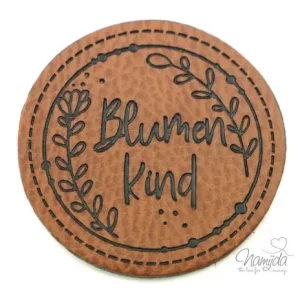 1 Stück - KuNSTLEDER LABEL - BLUMENKIND - AUFNÄHER MIT VORGEDRUCKTER NÄHNAHT - Kreis 45mm Top-Qualität