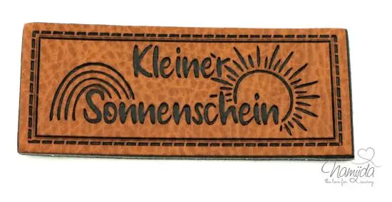 Sofort Bestellen 1 Stück – KuNSTLEDER LABEL – Kleiner Sonnenschein – AUFNÄHER MIT VORGEDRUCKTER NÄHNAHT – 60mm x 25mm