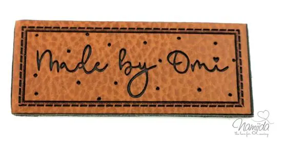 1 Stück – KuNSTLEDER LABEL – Made by Omi – AUFNÄHER MIT VORGEDRUCKTER NÄHNAHT – 60mm x 25mm Meistverkauft