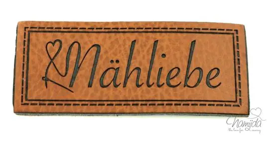 1 Stück – KuNSTLEDER LABEL – Nähliebe – AUFNÄHER MIT VORGEDRUCKTER NÄHNAHT – 60mm x 25mm Neue Kollektion