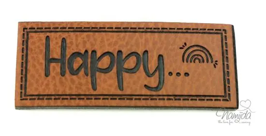 1 Stück – KuNSTLEDER LABEL – Happy… – AUFNÄHER MIT VORGEDRUCKTER NÄHNAHT – 60mm x 25mm Limited Edition