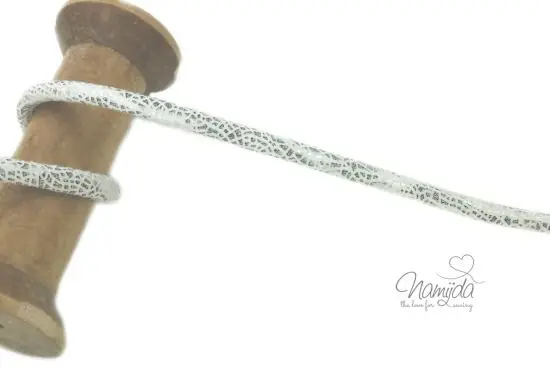 1 MTR. SNAKE SCHIMMER KuNSTLEDER KORDEL WEISS – 7mm Nur Für Kurze Zeit