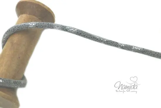 Original 1 MTR. SNAKE SCHIMMER KuNSTLEDER KORDEL HELLGRAU – 7mm