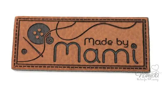 Sichere Zahlung 1 Stück – XL KuNSTLEDER LABEL (EIGENPRODUKTION NAMIJDA) MADE BY MAMI AUFNÄHER MIT VORGEDRUCKTER NÄHNAHT – 60mm x 25mm